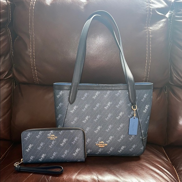 🔥🔥🔥Coach Blue Horse Carriage Tote With Matching Wallet - Picture 1 of 16